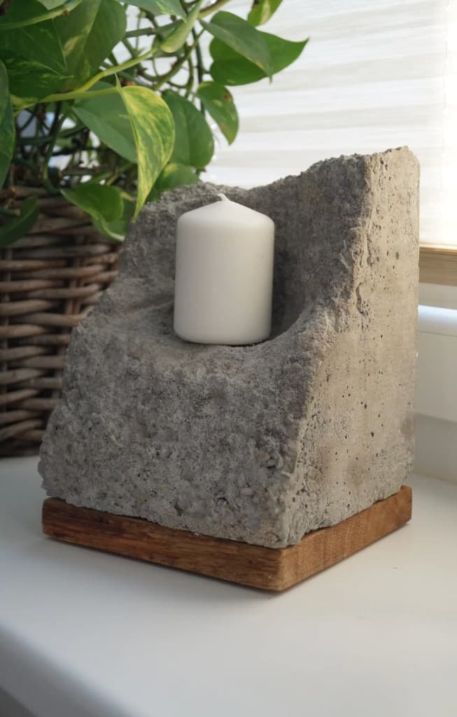 FLAMMA Serie – Betonkerzenhalter auf Holzsockel mit Stumpenkerze