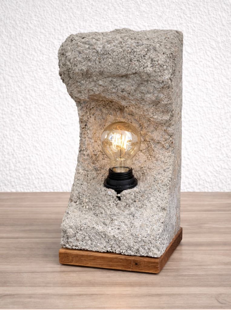 Handgemachte Betonleuchte auf Eichenholzsockel \u2013 Stein & Faser Manufaktur